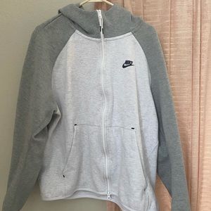 Nike protech jack size xl white/ gray in color.